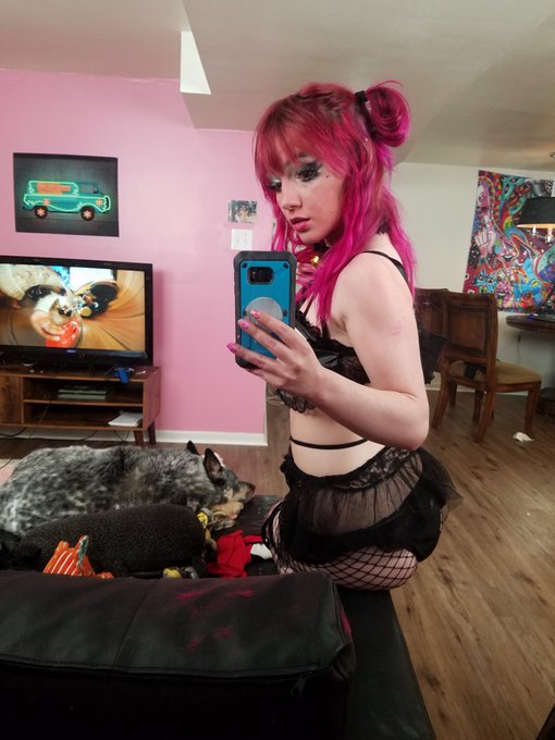 Online as demon girl https://t.co/FFN4JcaCXQ https://t.co/x1xCLNlWXY