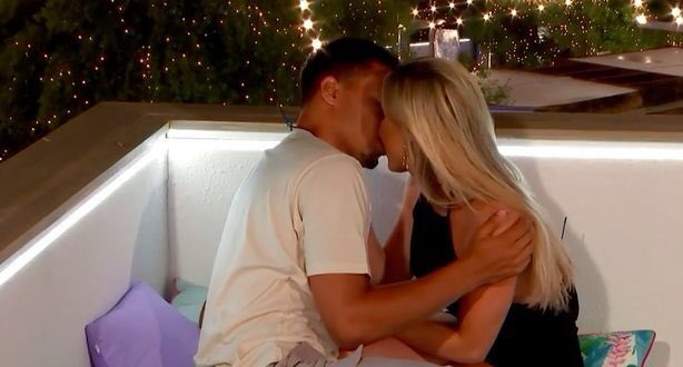 AlanisHall's tweet photo. Like father like son 💀😭 #LoveIsland https://t.co/4yz5HSX2ir