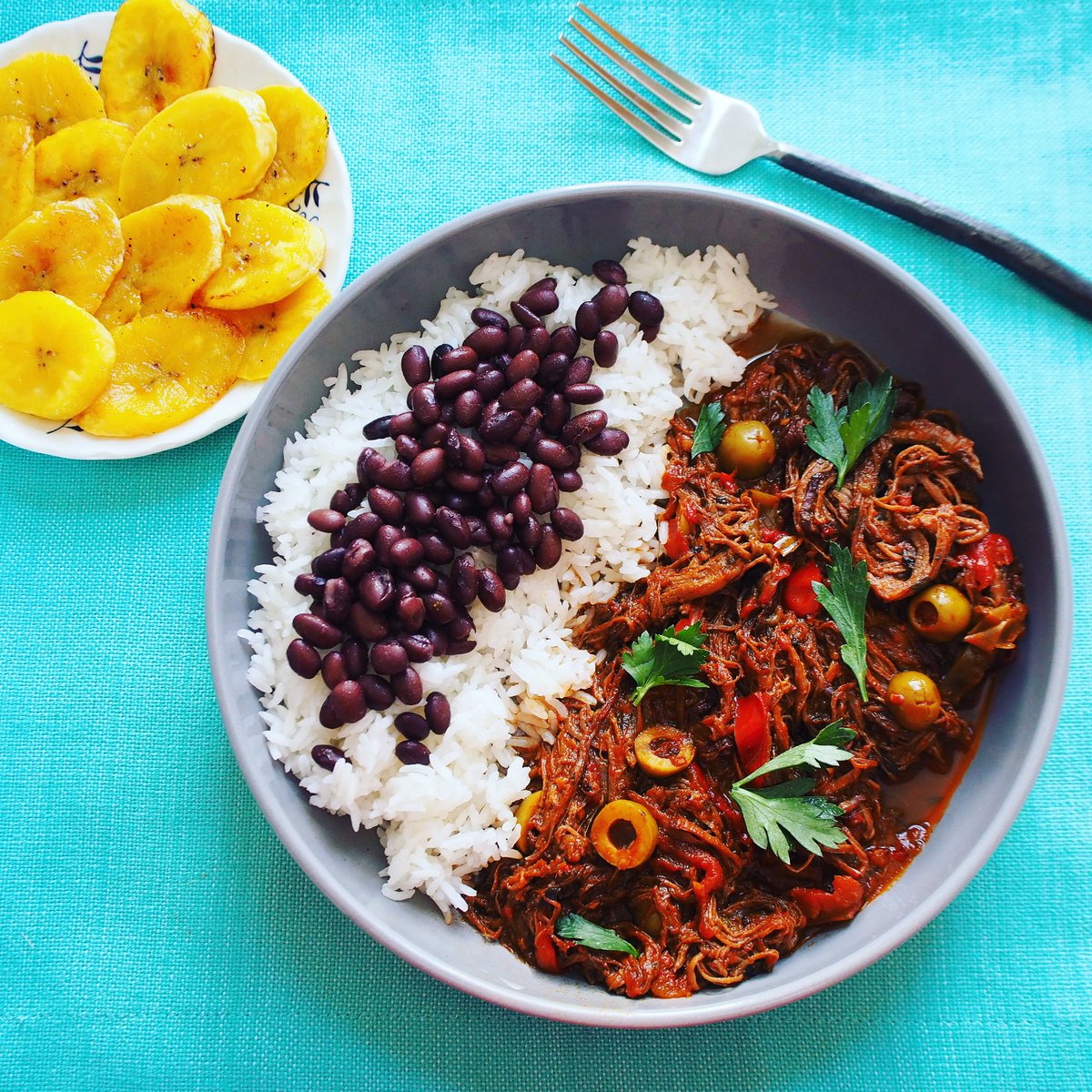 Ropa Vieja is one of Cuba’s national dishes and is hands-down a seriously delicious stew. Using Australian grassfed flank steak means that you can trim the fat without sacrificing any flavor! bit.ly/ropadevieja @aussiebeeflamb  #Ad #AskforAustralian #eatbetterfeelbetter