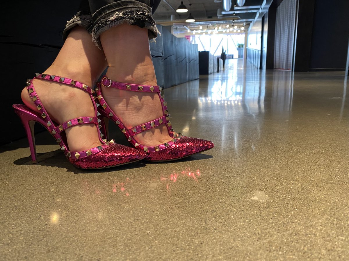 CallieField's tweet photo. The best way to kick off the week is with a pair of fierce magenta heels. Am I right? 😉 https://t.co/yhrtZVAYKf