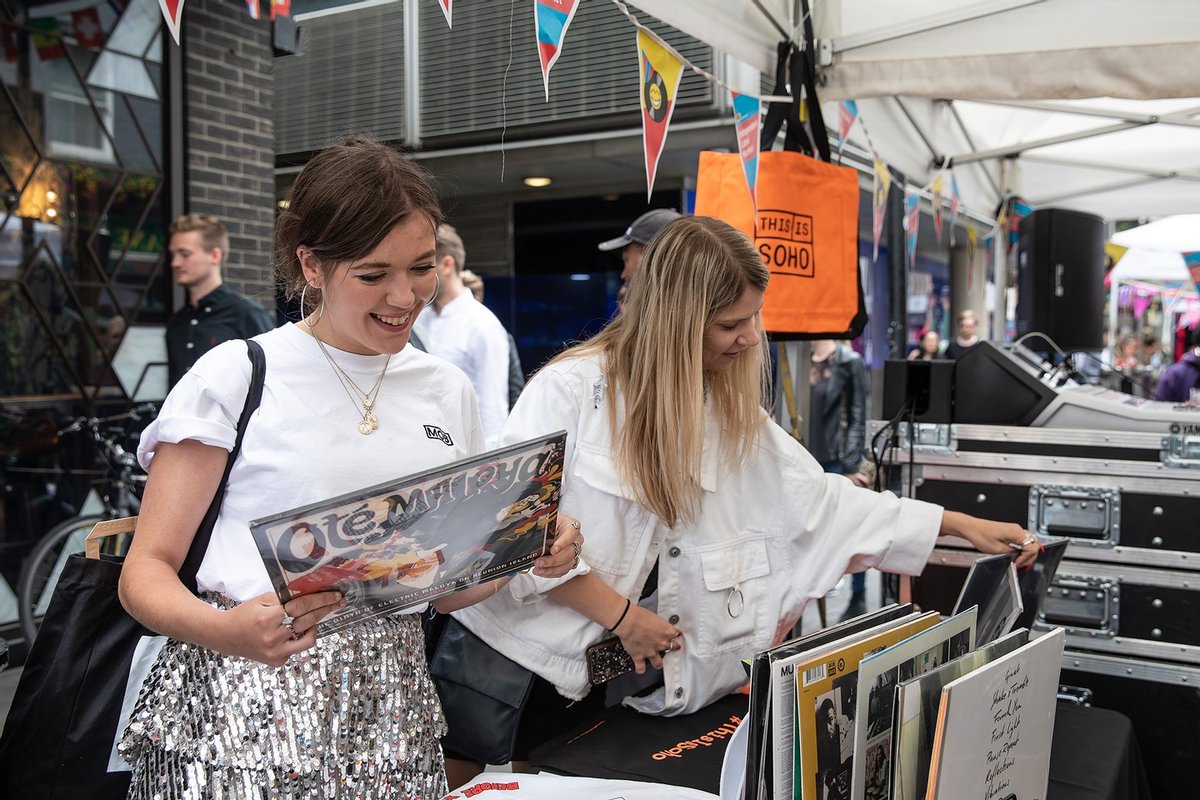 CarnabyLondon's tweet photo. This weekend, we are excited to launch the #SohoMusicMonth Vinyl Market for the very first time on #CarnabyStreet with @indielabelmkt! On Sunday 18 July head to #CarnabyLondon and browse the many independent and emerging record labels awaiting your arrival 🎹 https://t.co/iihBZKmnsC
