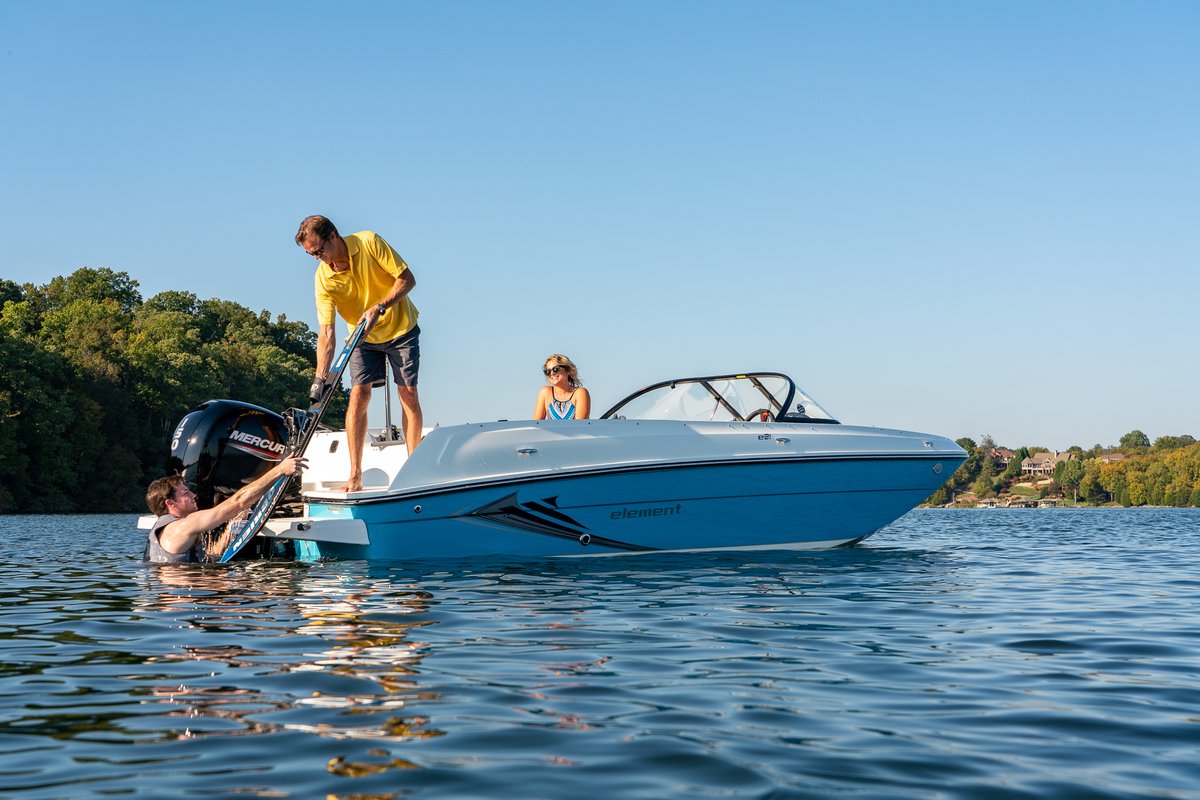 baylinerboats's tweet photo. We love water sports! The #E21 makes it easy to get in and out of the water and offers plenty of power for waterskiing.
#Baylinerboats #waterskiing #watersports #Elementseries #summertime https://t.co/dSAWwTRupY