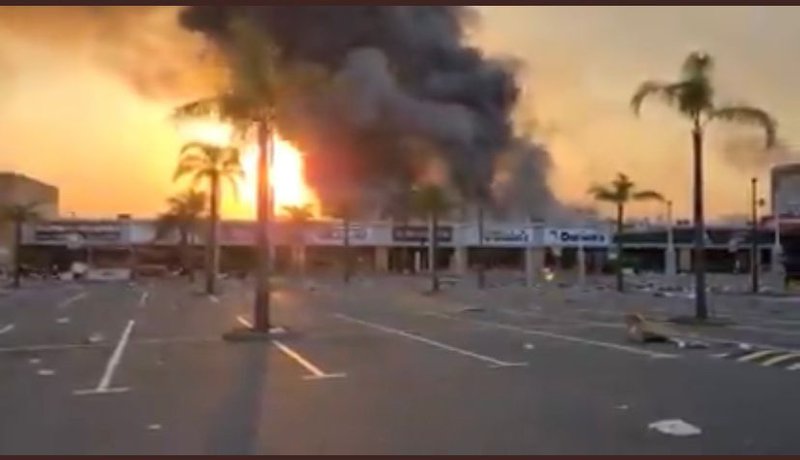 WATCH: Durban firefights battling Springfield Park blaze

bit.ly/3r8YZrx

<a href="/ecr9495/">East Coast Radio</a> | <a href="/NomfundoSeabre_/">Nomfundo Ngcobo</a> | #ShutdownSA #ShutdownSouthAfrica #ZumaUnrest #ShutdownKZN
