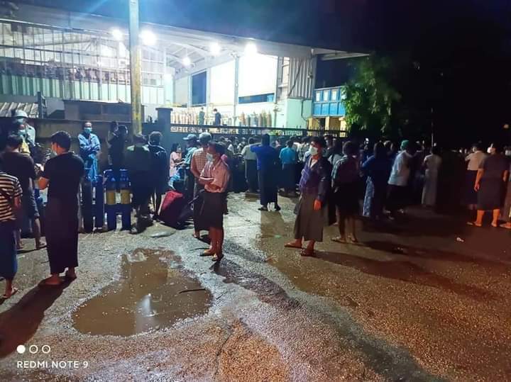 This is how Myanmar queuing to get oxygen at night.
As military keep forcing oxygen plants not to give oxygen to households, patients have to die due to lack of oxygen.
#WhatsHappeningInMyanmar
#July12Coup #RejectMilitaryCoup #Myanmar #MyanmarNeedsO2