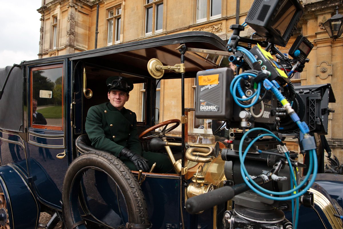 DowntonAbbey's tweet photo. A busy day at work for the former Downton chauffeur.
#BehindTheScenes #Season2 https://t.co/5kA2BWeEM3