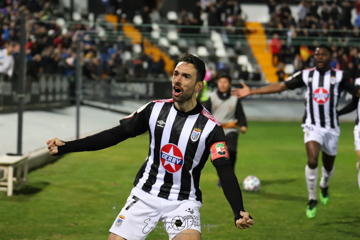 Siempre Blanquinegro, el Capitán <a href="/guzmn_casaseca/">Guzmán casaseca</a> dice adiós a los terrenos de juego.

CD Badajoz Juvenil
CD Badajoz B, 22 partidos y 7 goles
<a href="/CDBadajoz/">CD Badajoz</a>, 159 partidos y 22 goles

Gracias por tanto Guzmán, y enhorabuena por seguir ligado a nuestro Club, al Club de tu vida.