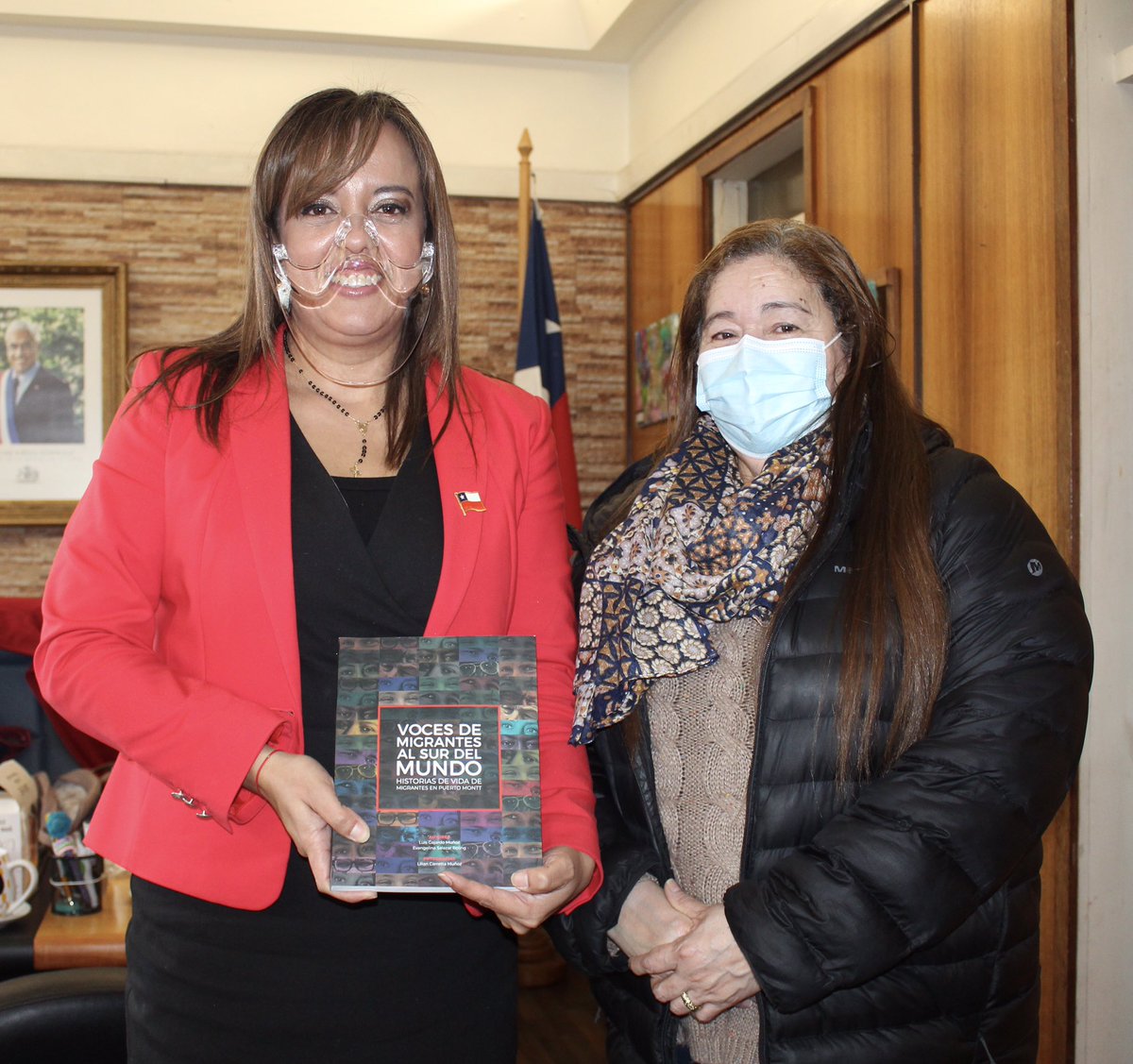 La Presidenta de la Corporación de Inmigrantes “Unidos Los Lagos”,Danilsa Granados entregó a la Gobernadora de Llanquihue <a href="/LeticiaOyarceK/">Leticia Oyarce Kruger</a>  el libro “Voces de migrantes al sur del mundo”, en agradecimiento al compromiso de este servicio en regularización migratoria e integración.
