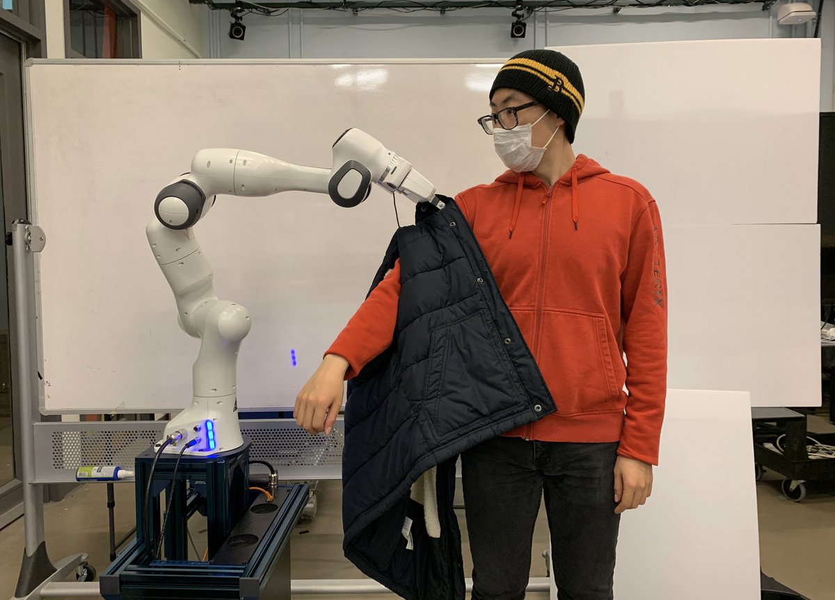 MIT_CSAIL's tweet photo. Robot helps people with limited mobility get dressed: https://t.co/4v97mKcrvZ https://t.co/9ifuktxrBe