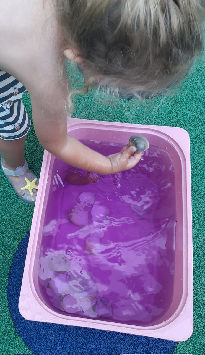 Margiss4's tweet photo. 💧Ens refresquem amb l'aigua de colors i juguem amb petxines i pedres!!!💧
#jocsensorial
#Aprenemjugant 
#gaudim
#estiu
#JEStGervasi https://t.co/mvfwjylQdU