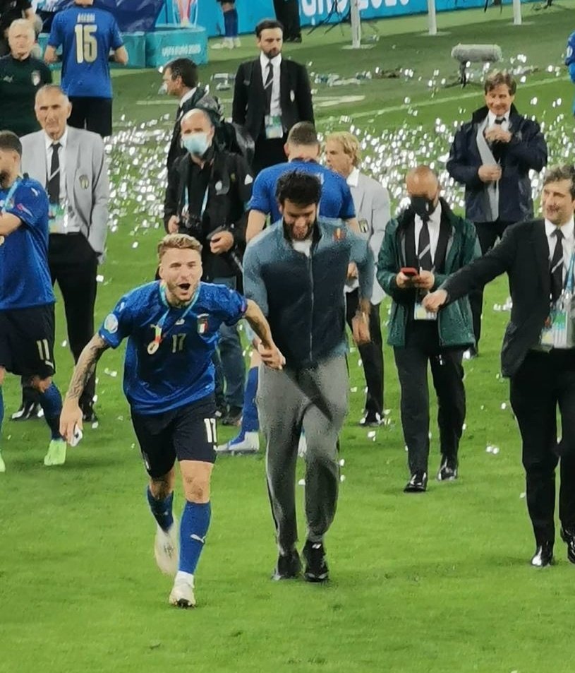 _blackndwhite's tweet photo. IMMOBILE CHE PRENDE PER MANO MATTEO PER PORTARLO CON LORO A FESTEGGIARE IERI STO FRIGNANDO https://t.co/GnzLlkfWJ4