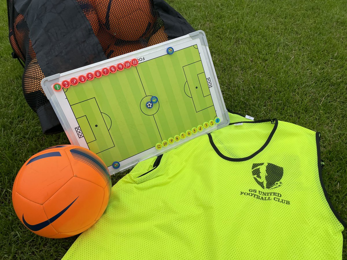 GameSenseJsy's tweet photo. Monday night = U13s training! 
🧡⚽️

Building week on week possession based training developing 1st touch and supporting movements including before, during and after. 

#playingoutfromtheback #buildingandretaining https://t.co/xvjRmnk2PY