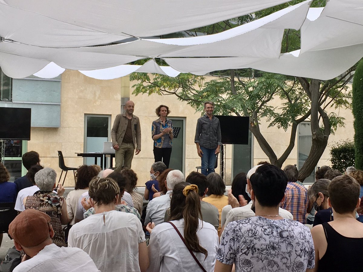 CultureSci's tweet image. Première de #DroneControl @Univ_Lorraine @Inria_Nancy dans les jardins @UnivAvignon avec @AntoineDelefor1 @lessensdesmots suivie d’un échange avec le public