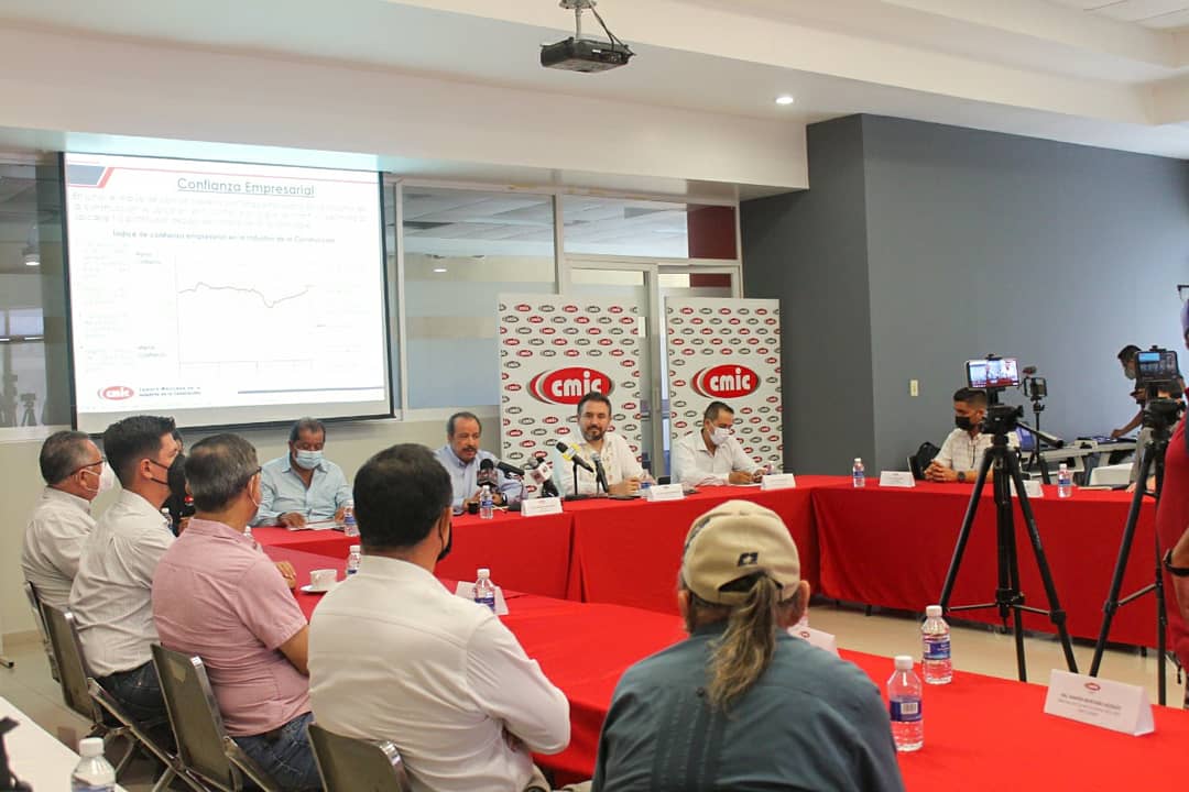cmiccolima2's tweet photo. 🎙️EN RUEDA DE PRENSA
El Ing. @PacoSolaresA Presidente @cmicnacional desde #CMICColima brindó un rueda de prensa sobre el contexto actual, las empresas constructivas, afiliados y la recuperación de la cadena productiva del sector de la construcción, procurando el bienestar común https://t.co/had02eSoBO