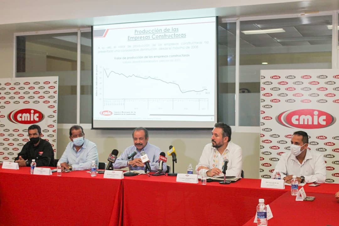 cmiccolima2's tweet photo. 🎙️EN RUEDA DE PRENSA
El Ing. @PacoSolaresA Presidente @cmicnacional desde #CMICColima brindó un rueda de prensa sobre el contexto actual, las empresas constructivas, afiliados y la recuperación de la cadena productiva del sector de la construcción, procurando el bienestar común https://t.co/had02eSoBO