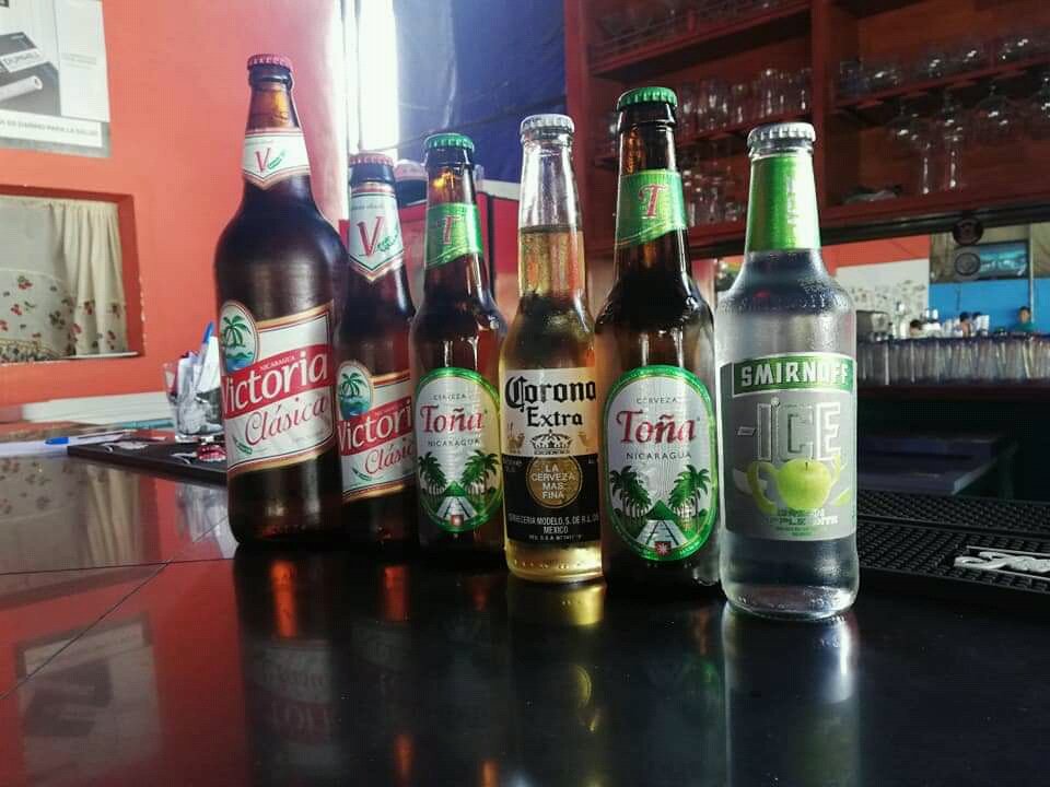 Hoy me refrescare con está bebida quien me acompaña