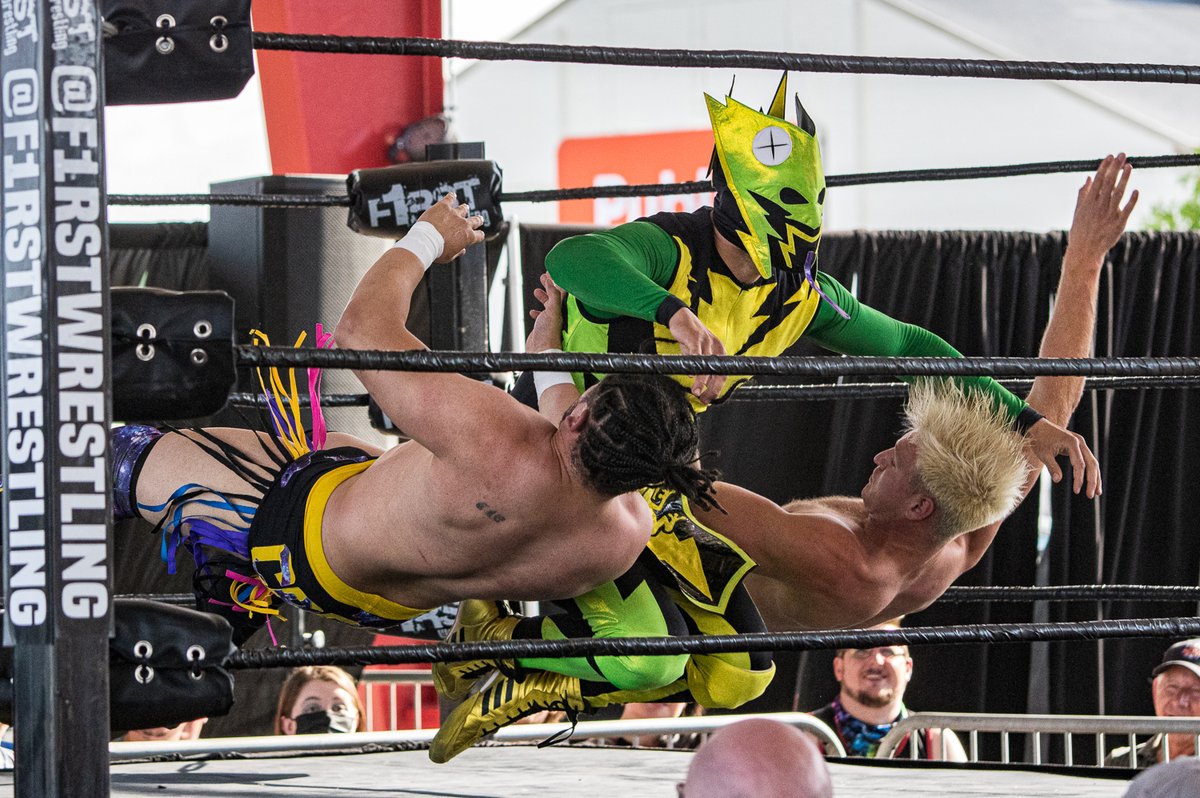 CurskiPics's tweet photo. .@Thunderfrogger takes out @TheYoungGunRJ and @thekalcreed at @f1rstwrestling's Pride Pre Party - 07/10/21
#F1RSTPRIDE #F1rstWrestling #thunderfrog #ryliejackson #kalcreed #thelab #wrestling #pride #minnesota #clothline #summer #pentax https://t.co/auqd4WyIHc