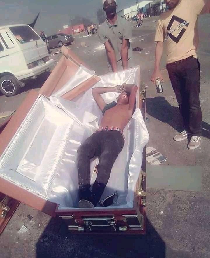 el_kgs's tweet photo. Meet Sello Thebe
The only man to laugh in a coffin.
#ShutdownSA
#Relapile https://t.co/1P3wWUmLB3