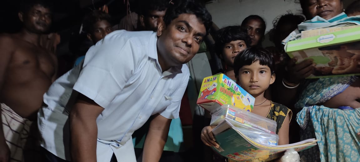 shubhsandeshngo's tweet photo. Gifts, toys, books & colors, hygiene items & food ration given to Bharka 6yrs & Deepali 10 months and for their guardian aunt. Let's make a #worldwithoutorphans. Helping #Orphans & #widows all across #Jharkhand affected by #corona
@HemantSorenJMM
@JobaMajhi
@ChampaiSoren
@UNICEF https://t.co/VtkUs2JE5Y