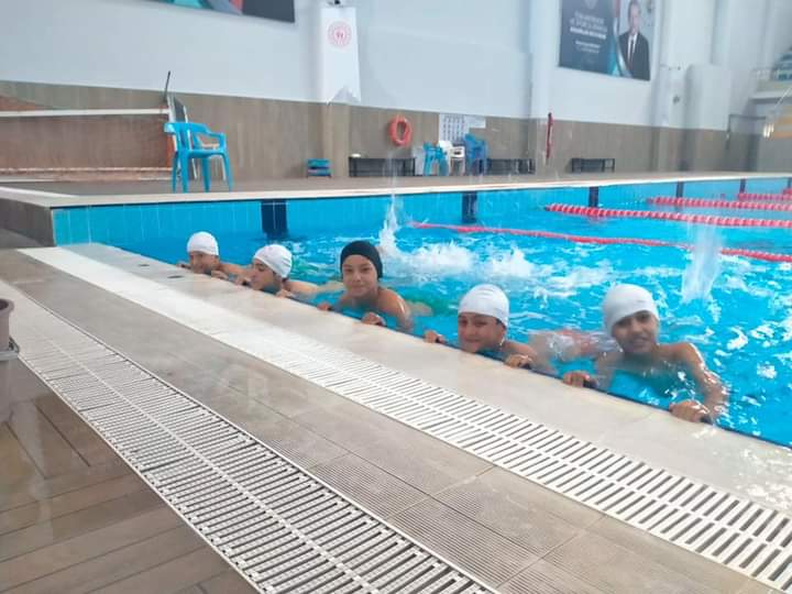 📌📌İZMİR ‘de #YüzmeBilmeyenKalmasin projesi kapsamında Bornova Gençlik Merkezi  ile ortaklaşa yürüttüğümüz projemiz kapsamında gençlerimizle Katip Çelebi Yüzme Havuzundaydık.
#Tügvakarşıyaka