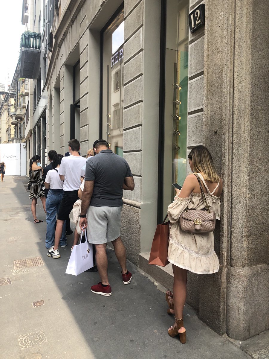 La coda davanti ad Hermes #coltialvolo #montenapoleone