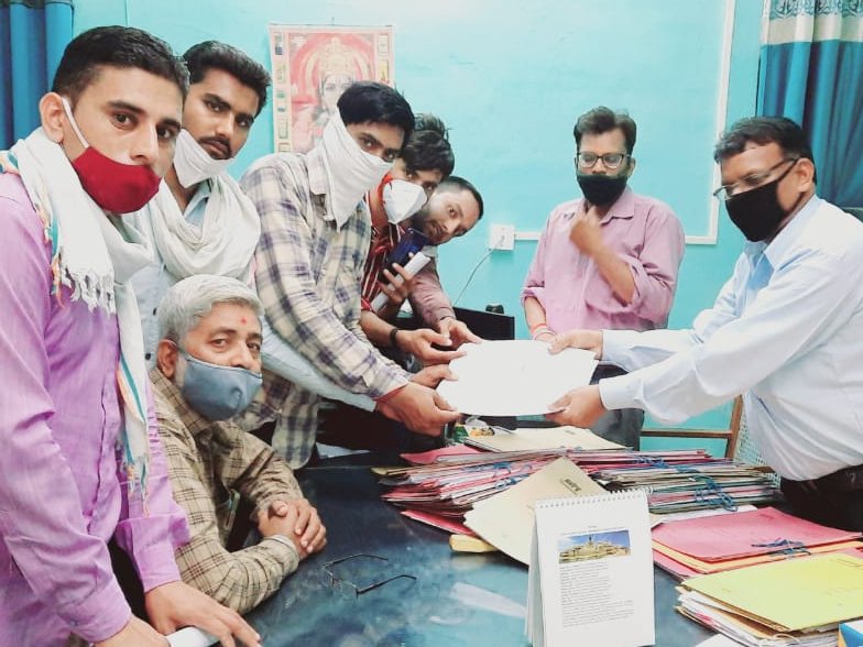 zeerajasthan_'s tweet photo. #Jaipur : बीएसटीसी सेकंड ईयर के छात्रों ने सौंपा ज्ञापन

बीकानेर निदेशालय में सौंपा ज्ञापन, इंटर्नशिप कम करने और एग्जाम शेड्यूल जारी करने की मांग

@lalitverma510 @RajGovOfficial #RajasthanWithZee #RajasthanNews https://t.co/I60iJRBDQT