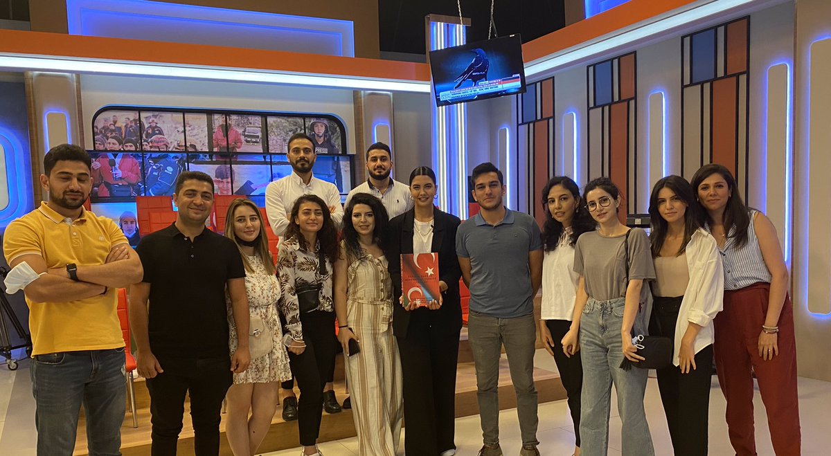 44 günlük 2.Qarabağ Savaşı’nda mücadelesi ile Azerbaycan halkının yanında olan ve adını altın harflerle halkımızın kalbine yazdıran Fulya hanım’ı yeni programının ilk gününde ziyaret ederek dergimizi hediye ettik. 

Yakın ilgisinden dolayı kendisine çok teşekkür ederiz.