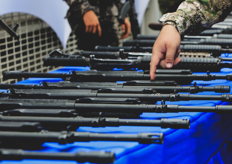 No cabe duda que grupos paramilitares armaban y financiaban a las bandas que operaban en la Cota 905 y sus alrededores, para generar violencia y desencadenar una guerra civil. Un verdadero arsenal de guerra ha sido incautado durante la Operación Gran Cacique Indio Guaicaipuro