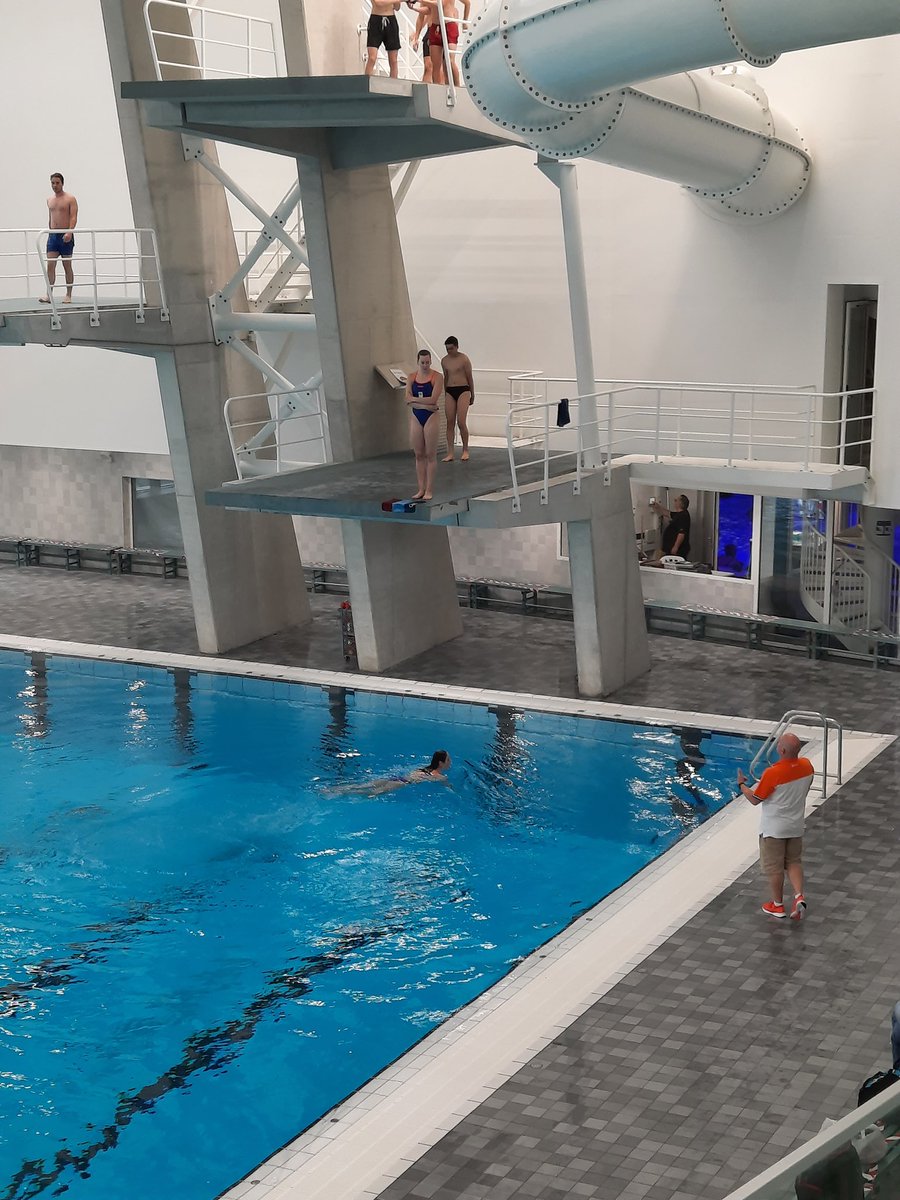 Eén vd laatste trainingen van schoonspringsters Inge Jansen en Celine van Duijn (in Amersfoort) voor vertrek naar Tokio. Bondscoach Edwin Jongejans kijkt toe. Voor het eerst sinds 1972 twee NLse schoonspringsters op de Olympische Spelen.