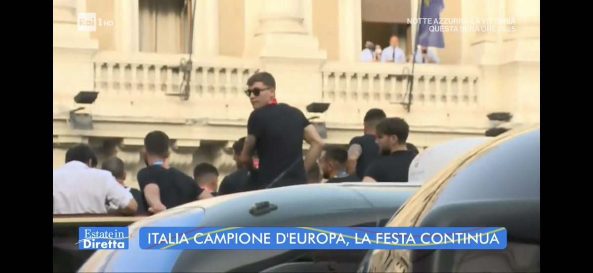 outxsid3's tweet photo. NICOLÒ NON SI È ANCORA TOLTO GLI OCCHIALI MI STO SENTENDO MALE #ITSGOINGTOROME #ItaliaCampionedEuropa #Quirinale https://t.co/CvodPh97yn