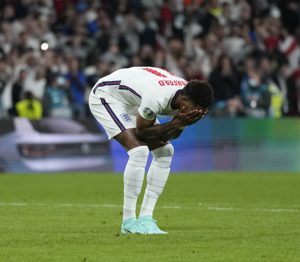 Saben porqué los futbolistas fallan penales ?.Porqué el fútbol no entiende de razón pero si de mucha emoción.Y a la hora de los penales la emoción dicta al corazón. Y ni la ciencia, ni las estadísticas nunca lo sabrán porque desconocen rotundamente lo que es pararse en ese lugar.
