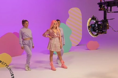 SinglesKS's tweet photo. 📷 | "Tú a mi me estas dañando la cabeza" 🎶

Nuevas fotos de @karolsevilla en el backstage de #NadieTeEntiende https://t.co/YPqv15oflB