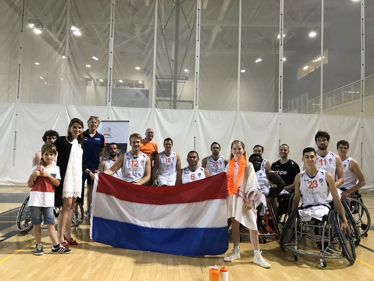 Consul General Anne Le Guellec with the Dutch wheelchair basketball team
