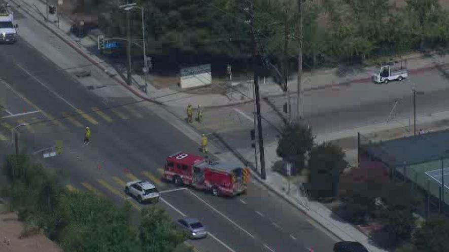 CBSLosAngeles's tweet photo. JUST IN: There were two underground vault explosions in Valley Glen, in the vicinity of L.A. Valley College. There were no injuries and no fires, but multiple outages. https://t.co/ctcmrM8blI https://t.co/mzcW4eFWBM