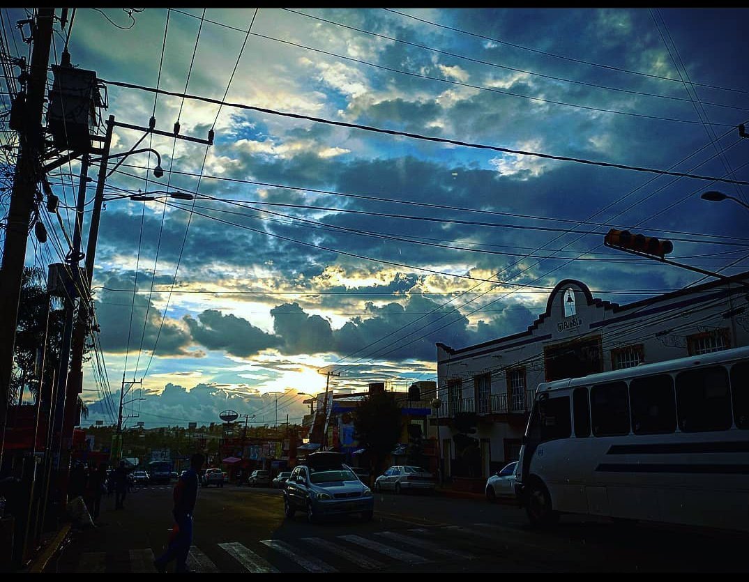 Luisfellr's tweet photo. Solo el cielo hace esto posible!!
#FelizLunes #Lunes #Atardecer #fhlr https://t.co/qubyDv3c9t