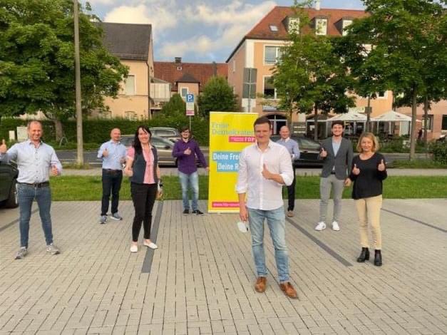 FDPNeumarkt's tweet photo. Sascha Renner wurde zum neuen Kreisvorsitzenden der FDP Neumarkt gewählt. Herzlichen Glückwunsch!
https://t.co/LX4RyIHprW https://t.co/kRCTY2kfvB