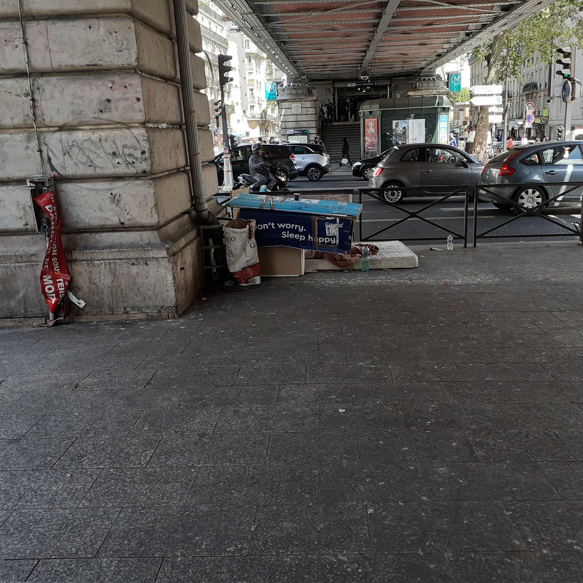 MusicInsideRecs's tweet image. 'Don't Worry. Sleep Happy'. 
Under the arches, Barbes- Rochechouart metro station, Paris, FR.