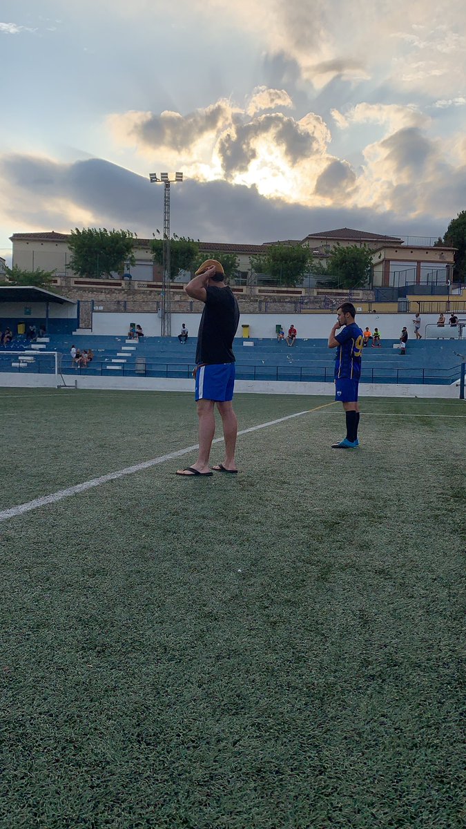 CentruFc's tweet photo. 🐦🐦🐦Ja ha començat el partit contra la Penya Blanca-i-Blava (els pericos) i de moment estem molt bé. No ens han marcat cap gol. Juguem amb un home més.

🚲🚲Avui ha tornat un dels jugadors franquícia de l’equip Angel bicicletes Contador. 

📷 Mediàtic Casabó

#CentruFC #fumbol https://t.co/ShA9mMv2RN