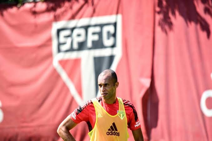 Coluna_Do_Spfc's tweet photo. Escalação do São Paulo: Rigoni, Miranda e Luciano devem desfalcar o time contra o Racing

Provável Escalação contra o Racing tem 

Tiago Volpi; Diego Costa, Arboleda e Léo; Igor Vinicius, Luan, Liziero, Benítez e Reinaldo; João Rojas (Vitor Bueno) e Eder. https://t.co/YvM4SdisLr