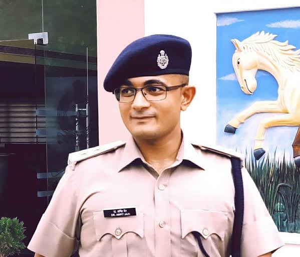 vinaysinghfbd's tweet photo. @FBDPolice के #super_cop DCP @dr_arpit_jain होंगे सिरसा के नए S.P.

Congratulations sir,,, https://t.co/MVbplvZ6W8