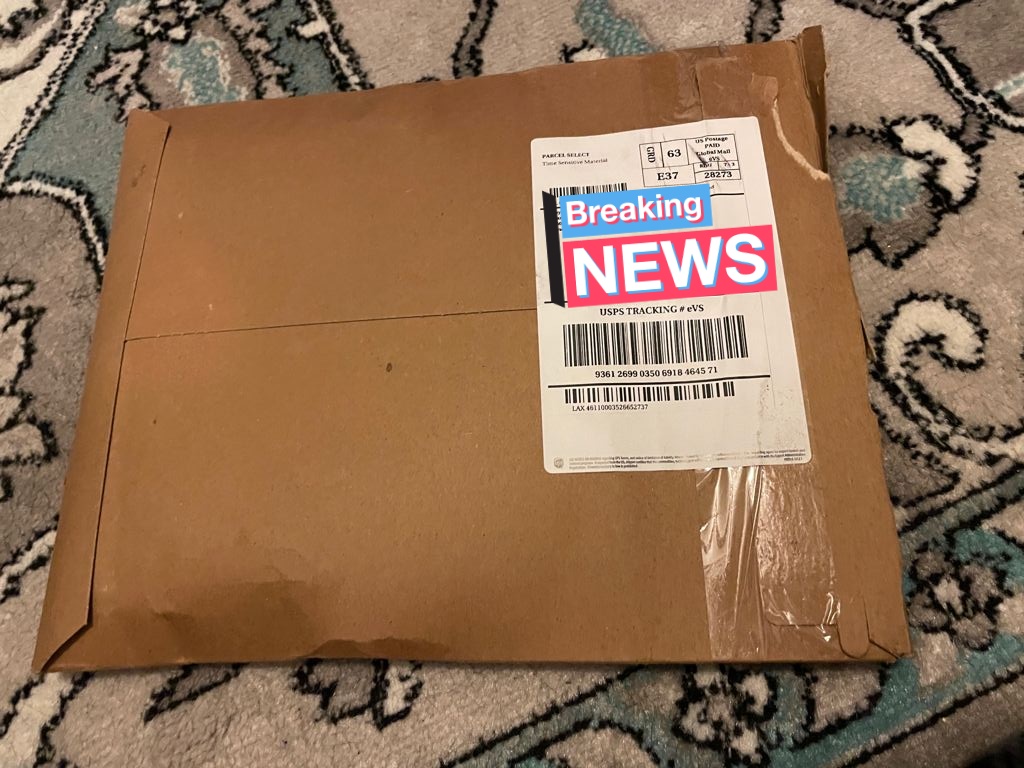 ddaengkstore_'s tweet photo. #ddupdate fotinha do envelope que chegou com as cassetes e os vinils, um vinil chegou amassadinho mas já enviei um email para a empresa e já estamos discutindo o que podemos fazer em relação a isso 🙏🤗 https://t.co/FOQ5YiURax