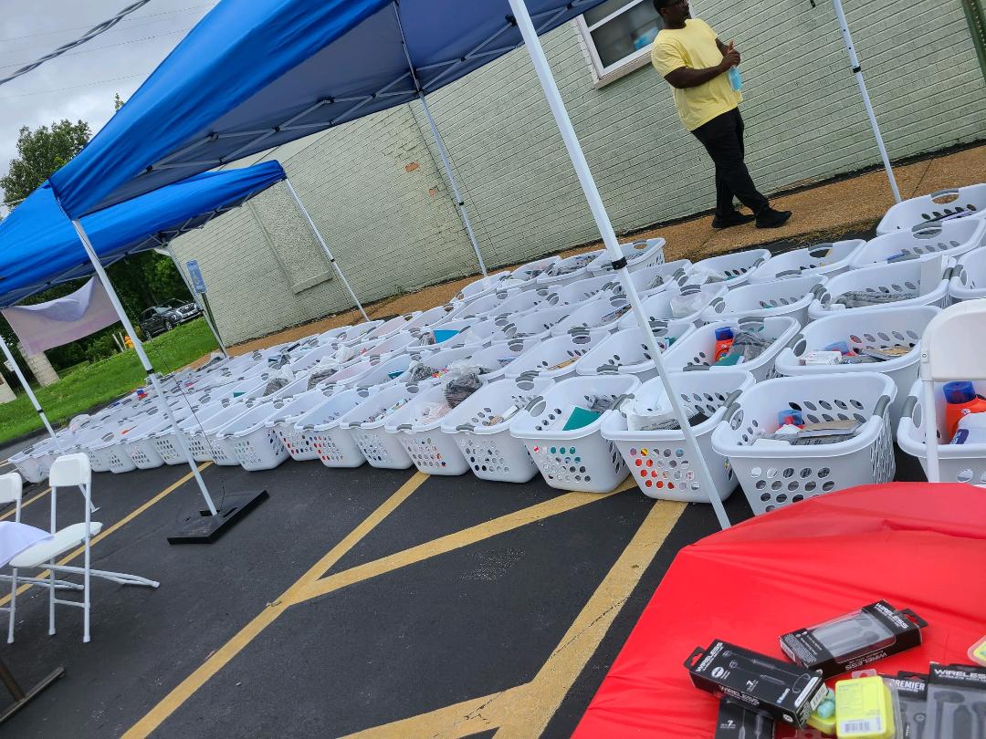 HenroseCares's tweet photo. Saturday, July 10 was HenRose Cares Inaugural College Send Off! Nearly 100 college students received laundry baskets filled with basic necessities! Thank you to our event partners Beyond Housing Family Support Center, Missouri Loans &amp; Scholarships, and STL Fisk Alumni Association https://t.co/FAJOY1PB4I