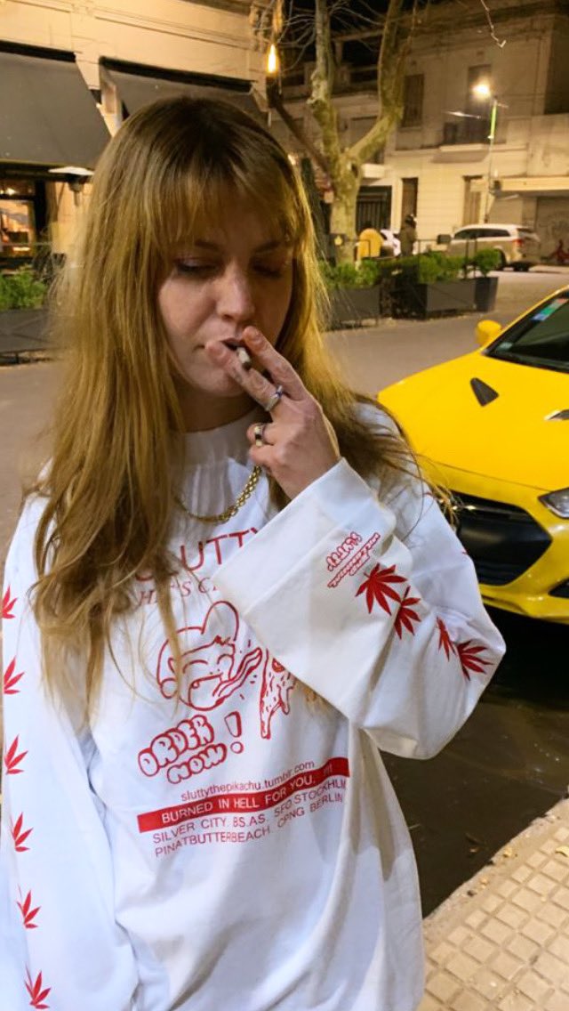 alexealexea's tweet photo. Yuyyu luciendo remera #badmillennial con estampa para pizza box de su autoría mjmmm https://t.co/84aZfCPWYS