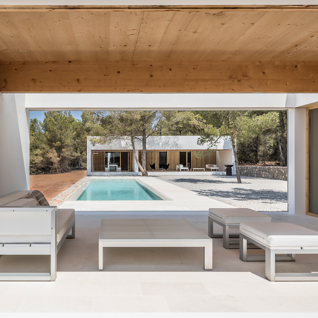 Rodeada por el paisaje icónico del campo de Eivissa, esta vivienda adopta sus formas al entorno abriéndose a él de par en par en cada una de sus estancias, distribuidas en cinco módulos y un anexo situado al otro lado de la piscina. singularesmag.com/ca-lamo-una-vi…