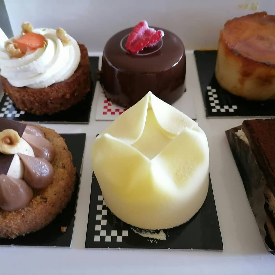 EntreChigres's tweet photo. Sábado tras la comida damos una vuelta por Busto. Al pasar por la pastelería, Jhonatan nos advierte que en 2 min se abren las puertas de los sentidos. Después de la siempre agradable atención de Joaquina, el pequeño de la casa elige su selección de #PasteleríaCaboBusto https://t.co/EXv4JWxUfu
