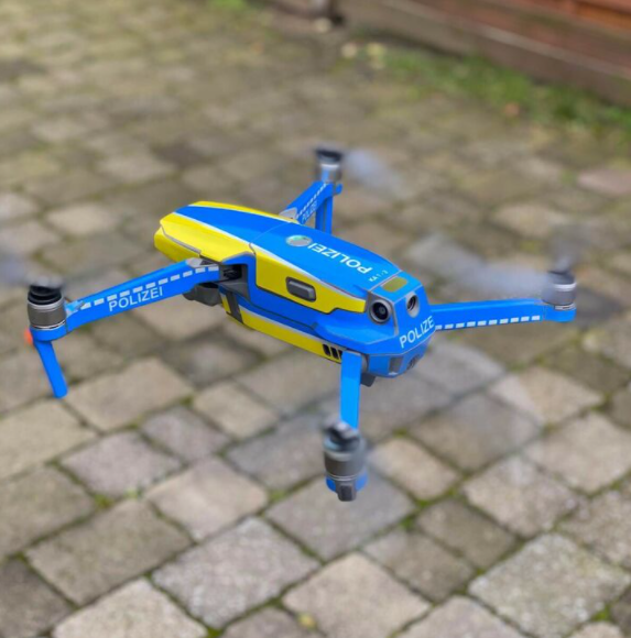 DRJANETSCHEK's tweet photo. Drohnen könnten in der Zukunft nicht nur für Bilder oder Überwachung sondern auch für Gewalt an Personen und Terrorattacke benutzt werden. Wir müssen unbedingt schon im Voraus technologische Gegenmittel entwickeln.. https://t.co/tklT2iQ0qL

#SmartDigitalcities #ÖSForum #ProPolice https://t.co/SYum70uoML