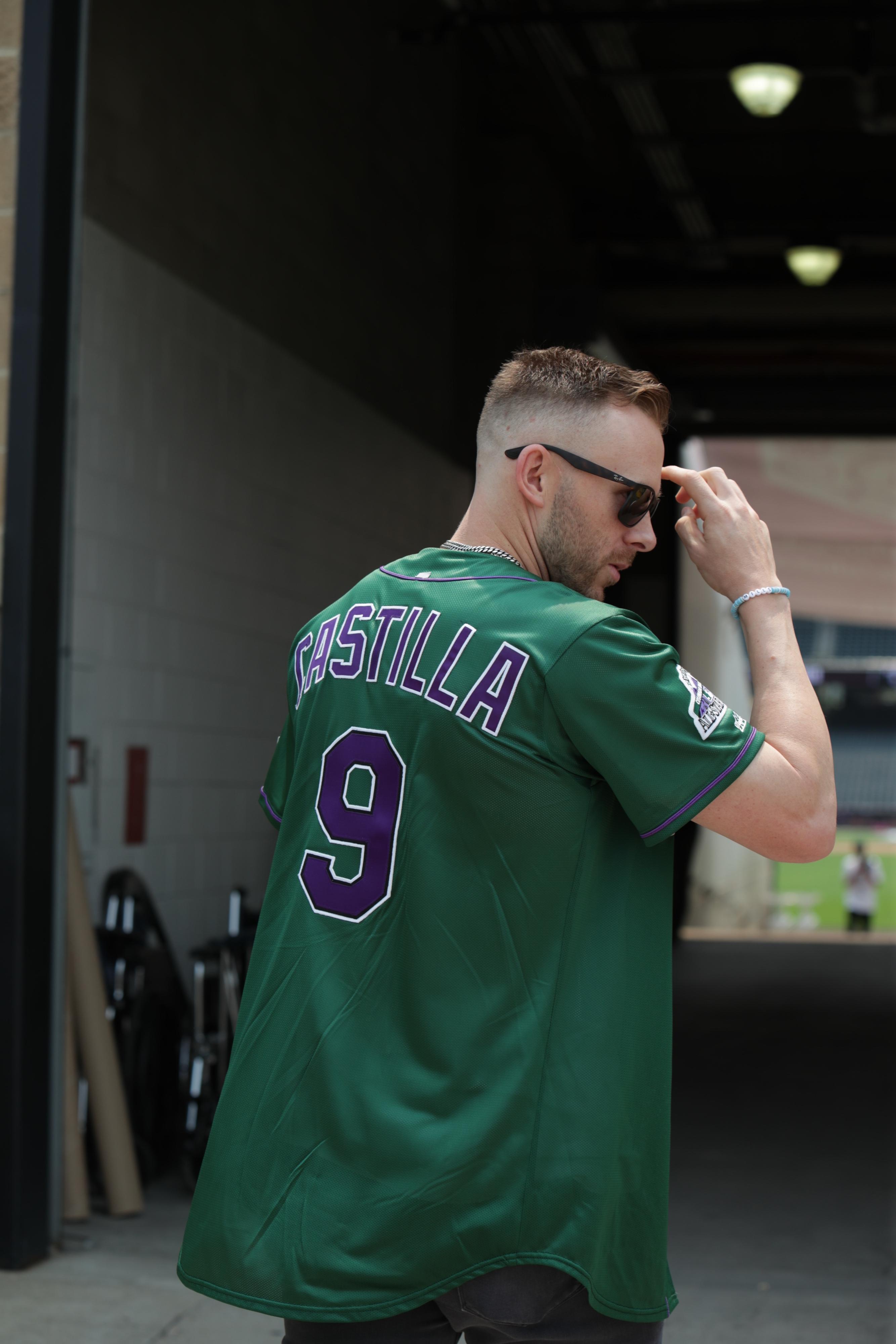 MLB México on X: Trevor Story llegó al estadio para la práctica previa al  All Star Game y lo hizo luciendo el jersey de Vinicio Castilla. ¿Será su  amuleto de buena suerte