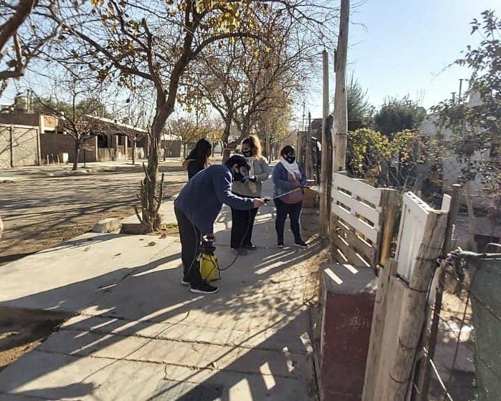estadoenbarrio's tweet photo. Las #PostasComunitarias instaladas en barrios populares del país concentran tareas de prevención y concientización del Covid-19 y reciben operativos interministeriales para facilitar el acceso a trámites y servicios.
📸 Santa Lucía, Provincia de San Juan.
#ArgentinaUnida https://t.co/Dgz56dpqgt