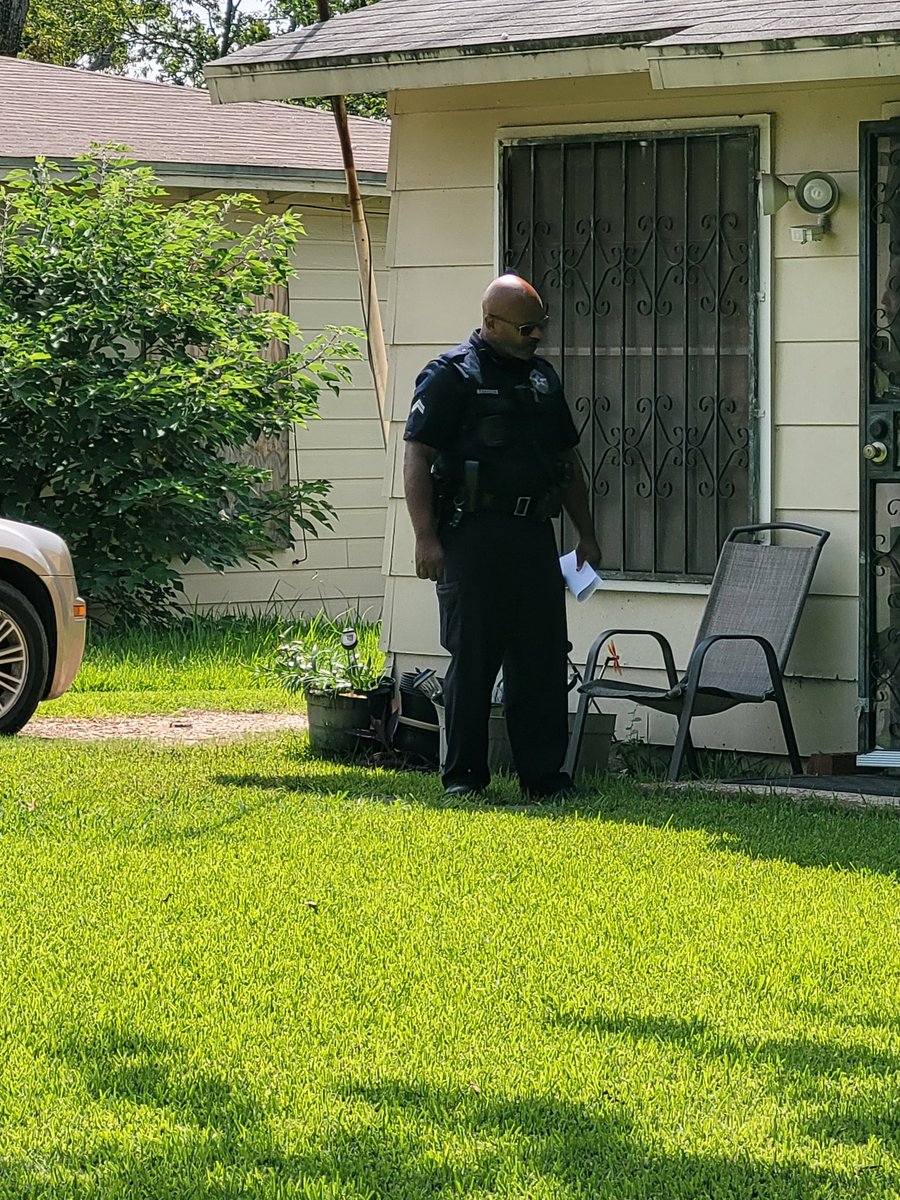 SC Bronner out on foot patrol, informing the community about random gunfire in 3900 block of Le May Ave @DPDSCNPO @DPDChiefGarcia @AShawDPD @CKArnold2015
