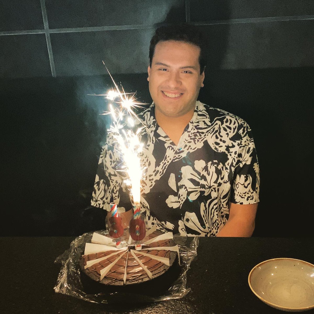 alekz_mundo's tweet photo. Estoy de cumpleaños y sigo aceptando regalos de todo tipo eh 😏😝🎂
—————-
It’s my birthday and I’m still accepting all kind of presents ok? 😏😝🎂
#cumpleaños #regalos #regalosdecunpleaños #velas
#birthday #presents #bdaypresents #candles https://t.co/2xx9EhEpLf