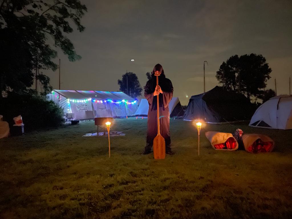 : De eerste dag was echt geslaagd! De dag kon zeker niet meer stuk toen wij midden in de nacht wakker werden gemaakt door de "Ziener". Omringd door fakkels heeft hij een storm voorspeld, en echte Vikingstrijders gaan dan juist het water op! Na dit... tinyurl.com/yhwnecpy